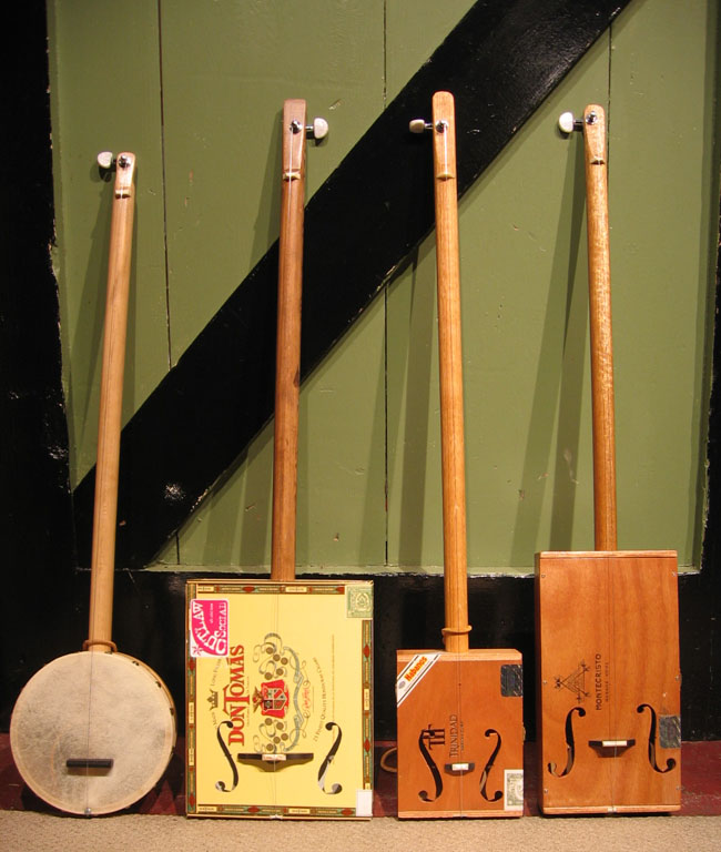 Una riproduzione del "Diddley Bows". All'inizio questo strumento era costituito da una sola corda metallica fissata su di una semplice asse di legno e si suonava con un pezzo di vetro