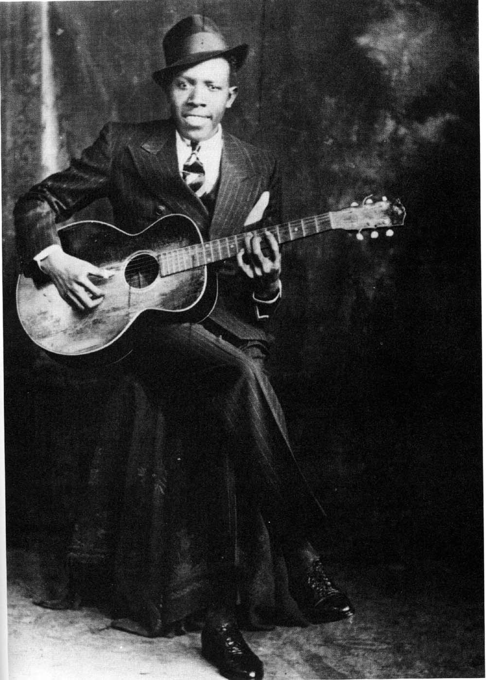 Robert Johnson, uno dei primi bluesman. Fu definito il "dannato Johnson" per i suoi presunti "legami con il Diavolo" (pare praticasse i riti della Santeria)