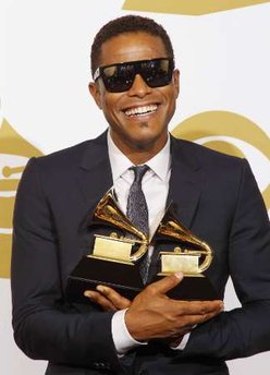 Il cantante Maxwell con i suoi due Grammy vinti: Miglior Performance vocale maschile R&B e Miglior Album R&B