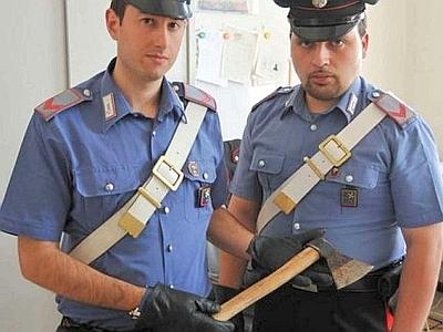 L'ascia sequestrata dai carabinieri