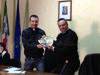 Il Sindaco Capezzuto regala ceramica di Albanella a don Luigi Merola
