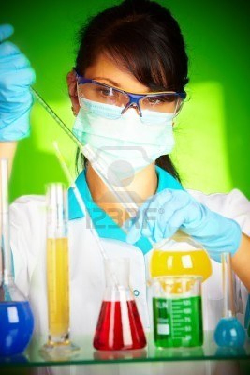 giovane-scienziato-in-laboratorio-con-provette