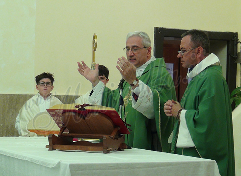 benedizione-vescovo-defibrillatori_2