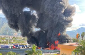 San Valentino Torio. Incendio in un parcheggio di camion