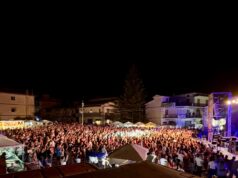 Matinella, bagno di folla per Nostalgia 90: il Summer Fest riaccende Piazza Martiri del Lavoro…