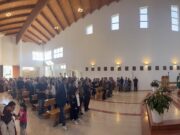 Matinella. Un bagno di folla per il saluto a don Carlo e il benvenuto a don Pino: oltre 300 persone al pranzo comunitario…