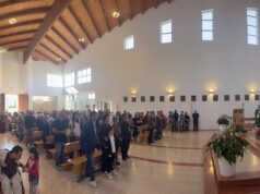 Matinella. Un bagno di folla per il saluto a don Carlo e il benvenuto a don Pino: oltre 300 persone al pranzo comunitario…