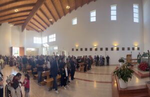 Matinella. Un bagno di folla per il saluto a don Carlo e il benvenuto a don Pino: oltre 300 persone al pranzo comunitario…